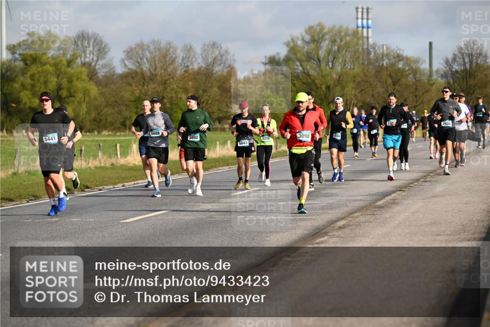 12.04.2026 - 45. Internationalen Wilhelmsburger Insellauf Dr. Thomas Lammeyer http://msf.ph/oto/9433423 12.04.2026 09:18:13 Laufen 5688, 5441, 3892, 3256, 3098, 2104, 5643, 2656 meine-sportfotos.de