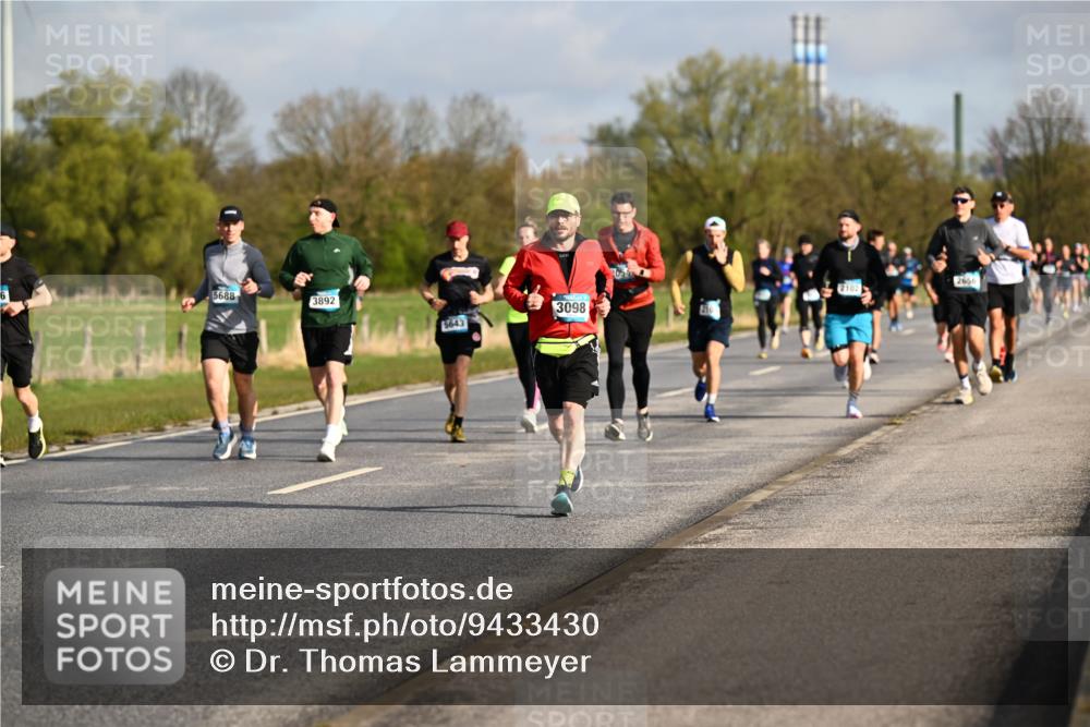 12.04.2026 - 45. Internationalen Wilhelmsburger Insellauf Dr. Thomas Lammeyer http://msf.ph/oto/9433430 12.04.2026 09:18:14 Laufen 5688, 3892, 3098, 5643, 2102, 2666 meine-sportfotos.de