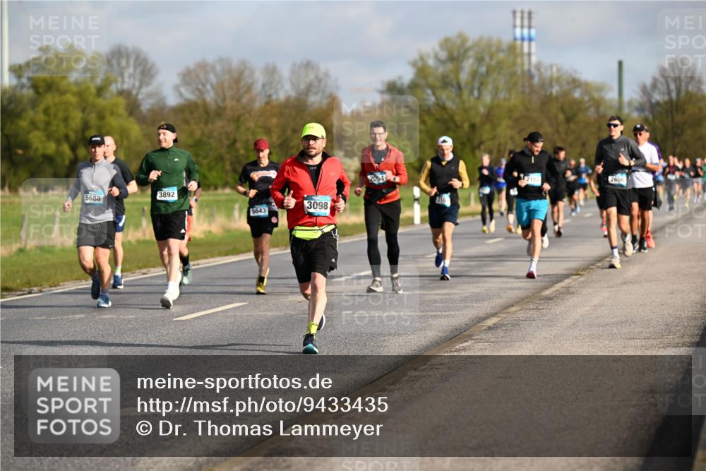 12.04.2026 - 45. Internationalen Wilhelmsburger Insellauf Dr. Thomas Lammeyer http://msf.ph/oto/9433435 12.04.2026 09:18:15 Laufen 3892, 5688, 2054, 5643, 3098, 210, 2666, 2102 meine-sportfotos.de