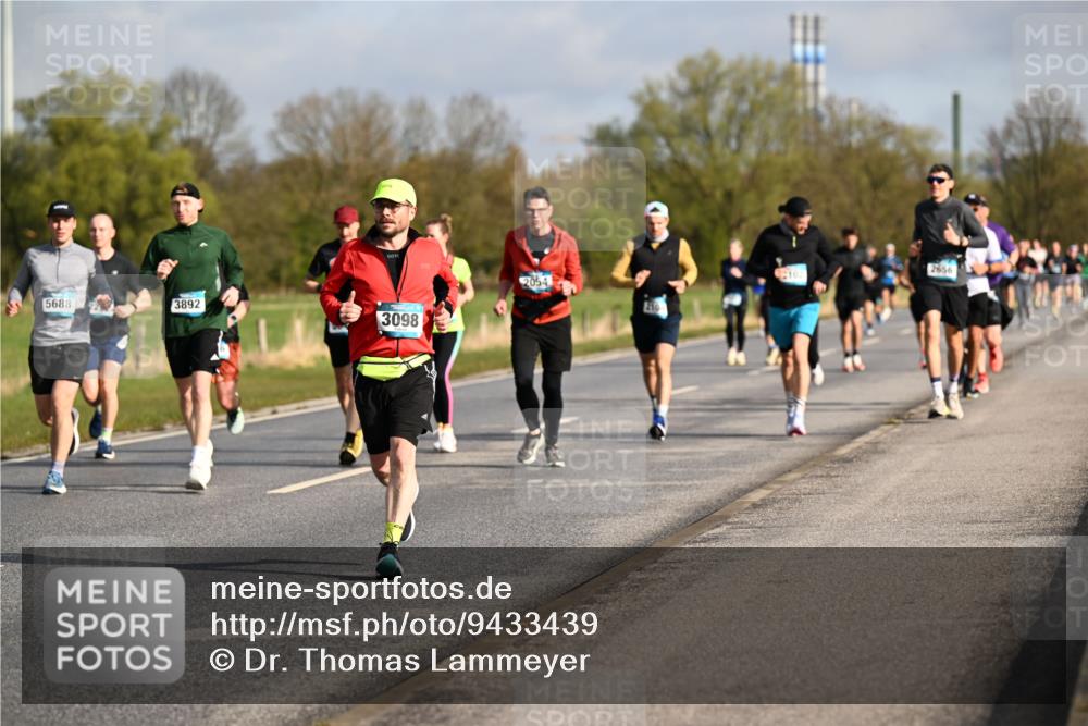 12.04.2026 - 45. Internationalen Wilhelmsburger Insellauf Dr. Thomas Lammeyer http://msf.ph/oto/9433439 12.04.2026 09:18:15 Laufen 5688, 3892, 3098, 2054, 210, 2656 meine-sportfotos.de