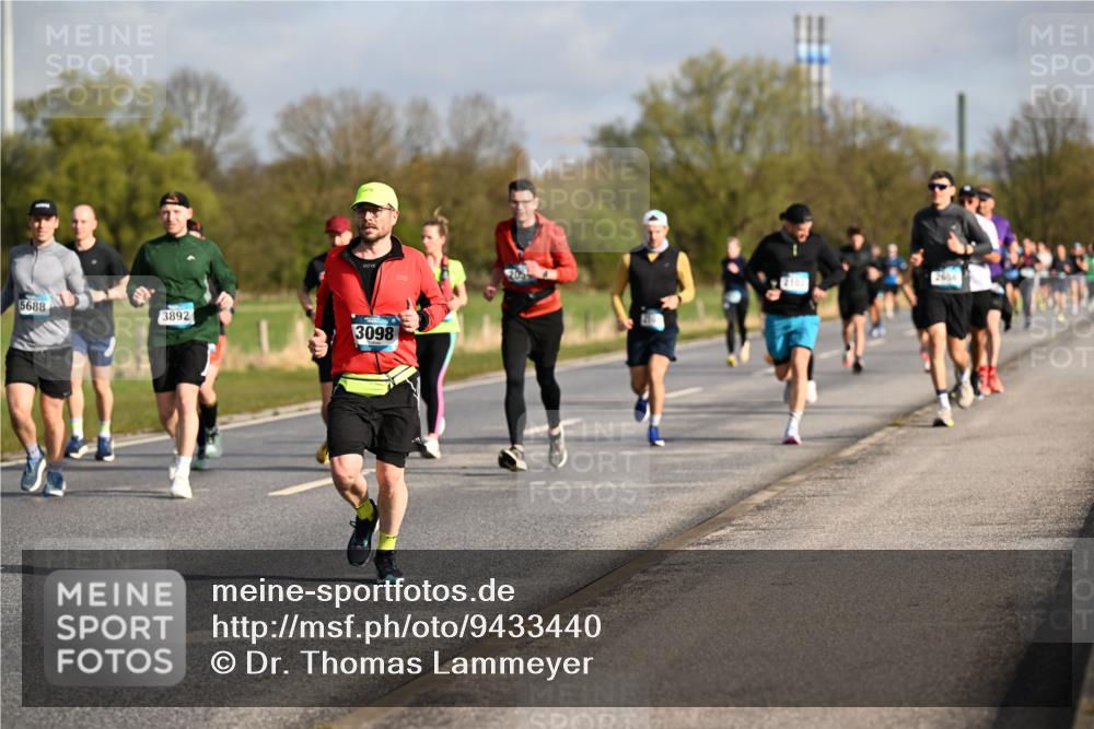 12.04.2026 - 45. Internationalen Wilhelmsburger Insellauf Dr. Thomas Lammeyer http://msf.ph/oto/9433440 12.04.2026 09:18:16 Laufen 5688, 3892, 3098 meine-sportfotos.de