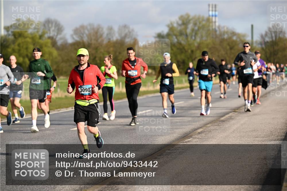 12.04.2026 - 45. Internationalen Wilhelmsburger Insellauf Dr. Thomas Lammeyer http://msf.ph/oto/9433442 12.04.2026 09:18:16 Laufen 8, 3892, 3098, 2102 meine-sportfotos.de