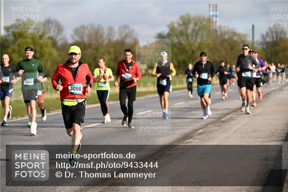 12.04.2026 - 45. Internationalen Wilhelmsburger Insellauf Dr. Thomas Lammeyer http://msf.ph/oto/9433444 12.04.2026 09:18:16 Laufen 3892, 3098, 325 meine-sportfotos.de