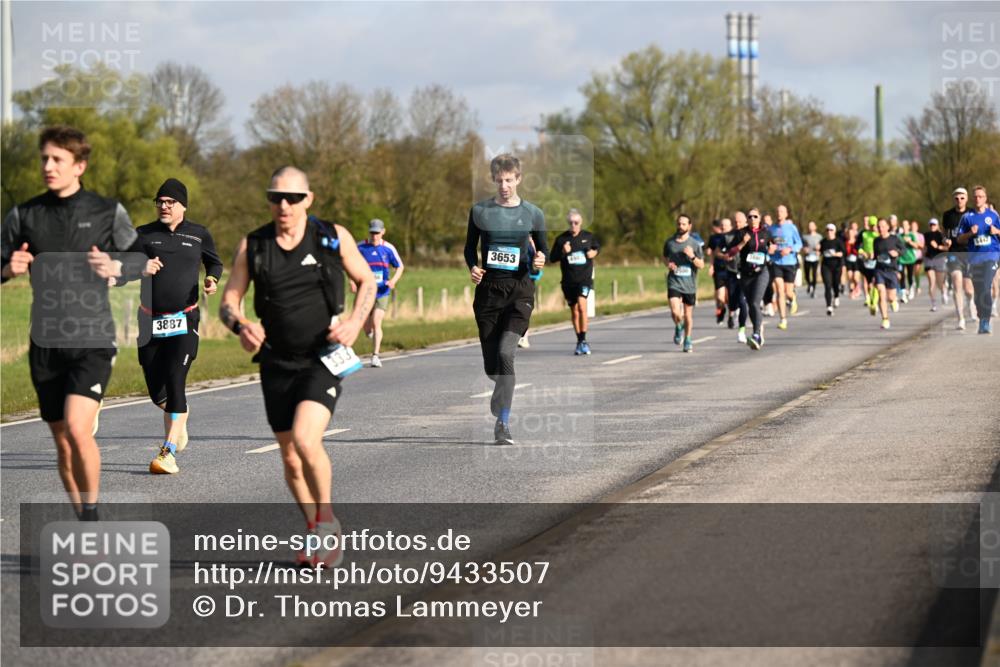 12.04.2026 - 45. Internationalen Wilhelmsburger Insellauf Dr. Thomas Lammeyer http://msf.ph/oto/9433507 12.04.2026 09:18:26 Laufen 3887, 333, 3653 meine-sportfotos.de