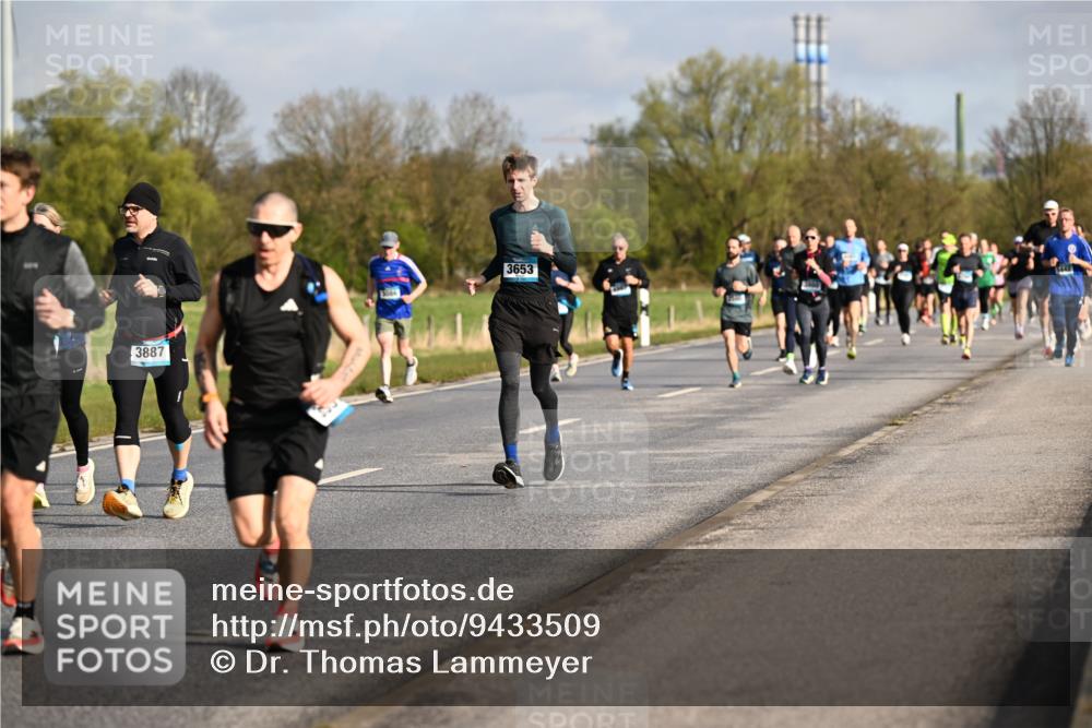 12.04.2026 - 45. Internationalen Wilhelmsburger Insellauf Dr. Thomas Lammeyer http://msf.ph/oto/9433509 12.04.2026 09:18:27 Laufen 3887, 3066, 3653 meine-sportfotos.de