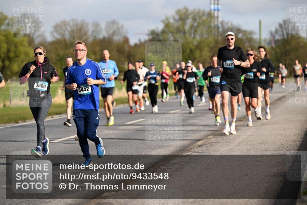 12.04.2026 - 45. Internationalen Wilhelmsburger Insellauf Dr. Thomas Lammeyer http://msf.ph/oto/9433548 12.04.2026 09:18:35 Laufen 3860, 5442, 4700, 3227, 785 meine-sportfotos.de