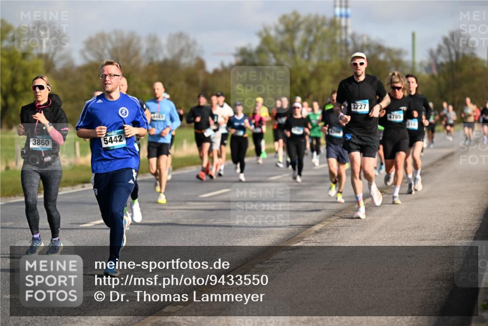 12.04.2026 - 45. Internationalen Wilhelmsburger Insellauf Dr. Thomas Lammeyer http://msf.ph/oto/9433550 12.04.2026 09:18:35 Laufen 3860, 5442, 3227, 4785 meine-sportfotos.de