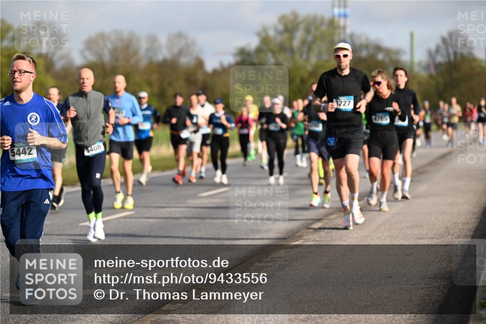 12.04.2026 - 45. Internationalen Wilhelmsburger Insellauf Dr. Thomas Lammeyer http://msf.ph/oto/9433556 12.04.2026 09:18:36 Laufen 5442, 5408, 3227, 4785 meine-sportfotos.de