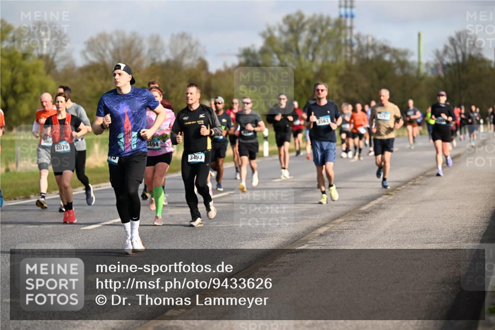 12.04.2026 - 45. Internationalen Wilhelmsburger Insellauf Dr. Thomas Lammeyer http://msf.ph/oto/9433626 12.04.2026 09:18:47 Laufen 5000, 2075, 3494, 3493, 3563 meine-sportfotos.de
