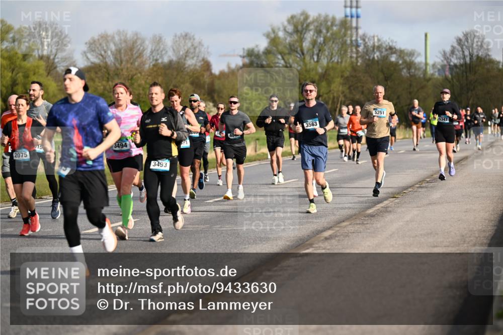 12.04.2026 - 45. Internationalen Wilhelmsburger Insellauf Dr. Thomas Lammeyer http://msf.ph/oto/9433630 12.04.2026 09:18:48 Laufen 2075, 15, 3494, 3493, 81, 5840, 404, 3563, 5251, 5347 meine-sportfotos.de