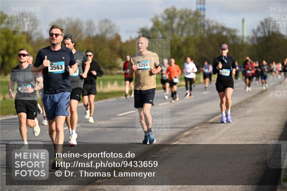 12.04.2026 - 45. Internationalen Wilhelmsburger Insellauf Dr. Thomas Lammeyer http://msf.ph/oto/9433659 12.04.2026 09:18:52 Laufen 40, 3563, 5251, 6347 meine-sportfotos.de