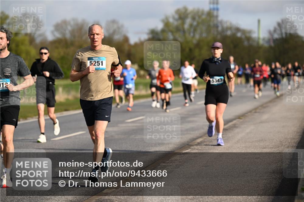 12.04.2026 - 45. Internationalen Wilhelmsburger Insellauf Dr. Thomas Lammeyer http://msf.ph/oto/9433666 12.04.2026 09:18:54 Laufen 19, 5251, 5347 meine-sportfotos.de