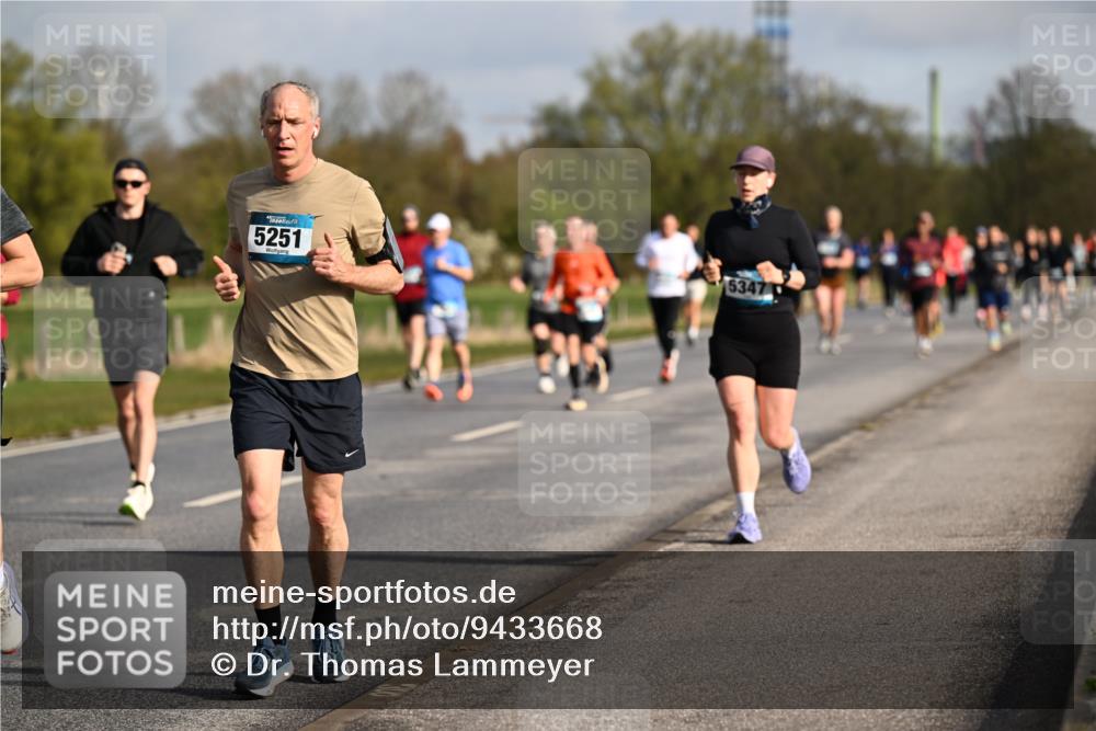 12.04.2026 - 45. Internationalen Wilhelmsburger Insellauf Dr. Thomas Lammeyer http://msf.ph/oto/9433668 12.04.2026 09:18:54 Laufen 5251, 5347 meine-sportfotos.de