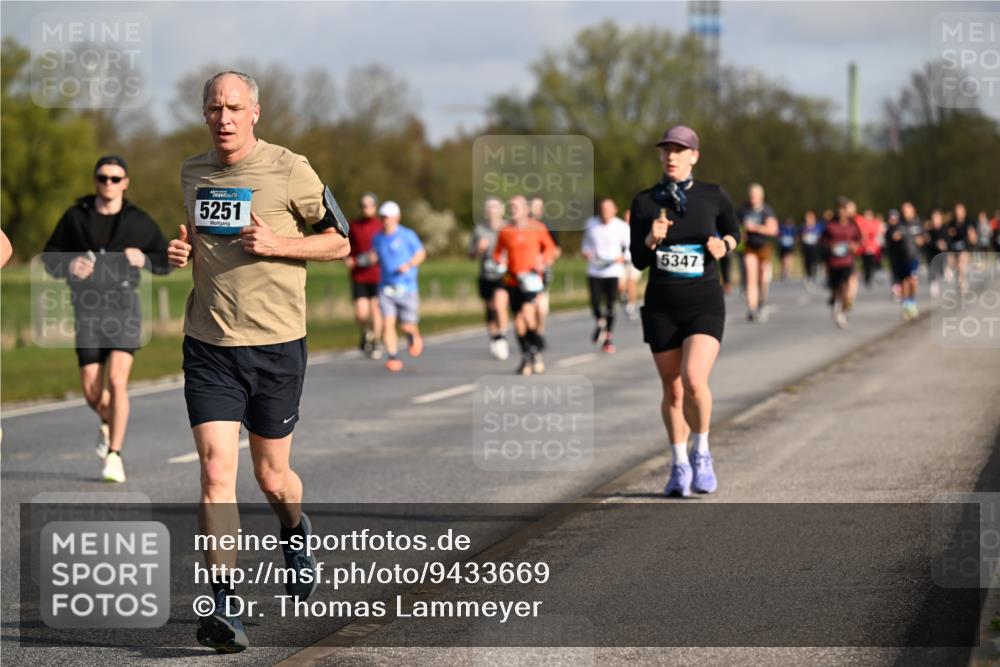 12.04.2026 - 45. Internationalen Wilhelmsburger Insellauf Dr. Thomas Lammeyer http://msf.ph/oto/9433669 12.04.2026 09:18:55 Laufen 5251, 5347 meine-sportfotos.de