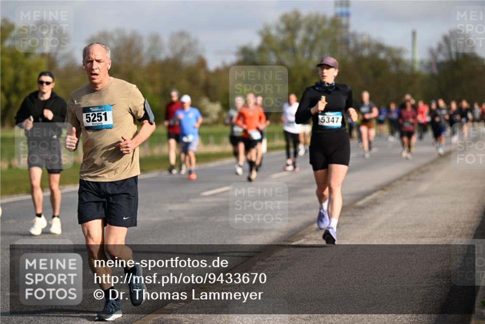 12.04.2026 - 45. Internationalen Wilhelmsburger Insellauf Dr. Thomas Lammeyer http://msf.ph/oto/9433670 12.04.2026 09:18:55 Laufen 5251, 5347 meine-sportfotos.de
