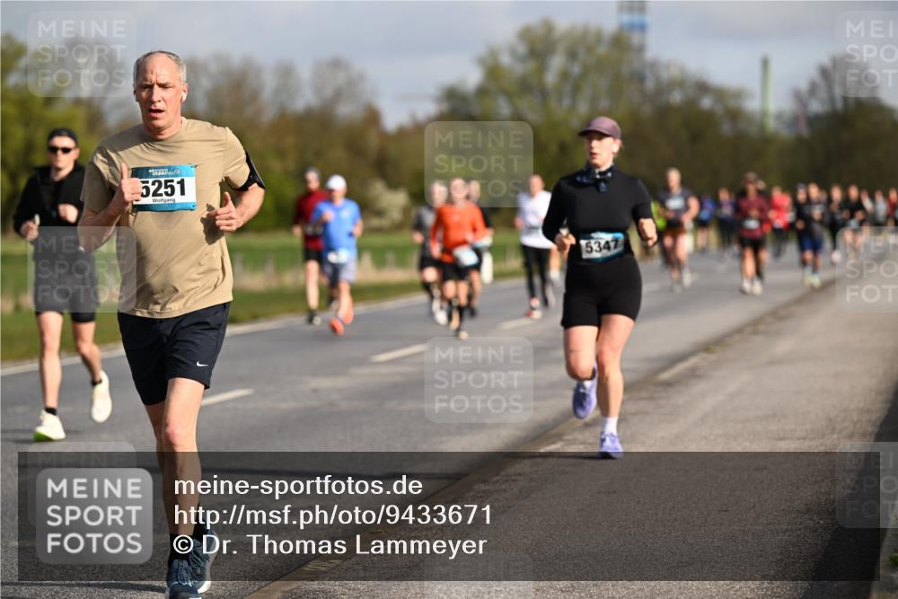 12.04.2026 - 45. Internationalen Wilhelmsburger Insellauf Dr. Thomas Lammeyer http://msf.ph/oto/9433671 12.04.2026 09:18:55 Laufen 5251, 5347 meine-sportfotos.de