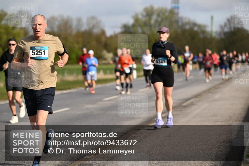 12.04.2026 - 45. Internationalen Wilhelmsburger Insellauf Dr. Thomas Lammeyer http://msf.ph/oto/9433672 12.04.2026 09:18:55 Laufen 5251, 5347 meine-sportfotos.de