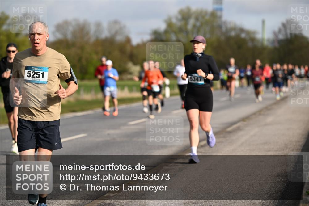 12.04.2026 - 45. Internationalen Wilhelmsburger Insellauf Dr. Thomas Lammeyer http://msf.ph/oto/9433673 12.04.2026 09:18:55 Laufen 5251, 5347 meine-sportfotos.de