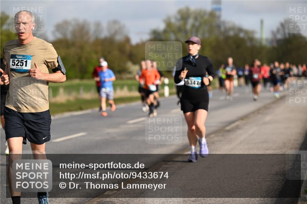 12.04.2026 - 45. Internationalen Wilhelmsburger Insellauf Dr. Thomas Lammeyer http://msf.ph/oto/9433674 12.04.2026 09:18:55 Laufen 5251, 6347 meine-sportfotos.de