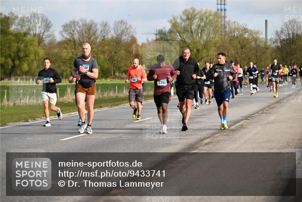 12.04.2026 - 45. Internationalen Wilhelmsburger Insellauf Dr. Thomas Lammeyer http://msf.ph/oto/9433741 12.04.2026 09:19:06 Laufen 5407, 49, 2190, 5756, 3553 meine-sportfotos.de
