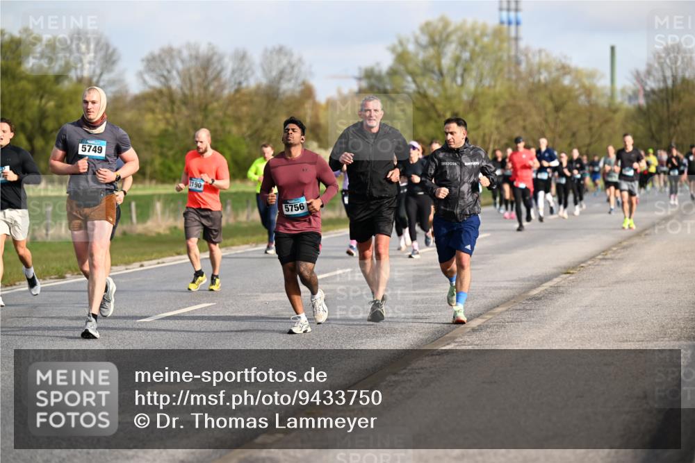 12.04.2026 - 45. Internationalen Wilhelmsburger Insellauf Dr. Thomas Lammeyer http://msf.ph/oto/9433750 12.04.2026 09:19:07 Laufen 5749, 2190, 5756, 2026 meine-sportfotos.de