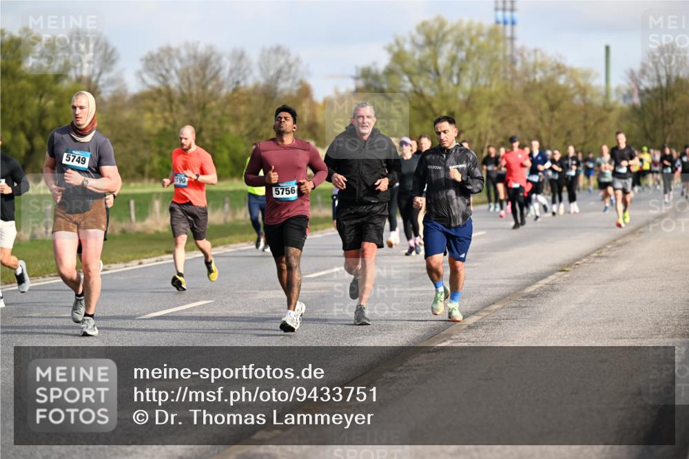 12.04.2026 - 45. Internationalen Wilhelmsburger Insellauf Dr. Thomas Lammeyer http://msf.ph/oto/9433751 12.04.2026 09:19:07 Laufen 5749, 190, 5756 meine-sportfotos.de