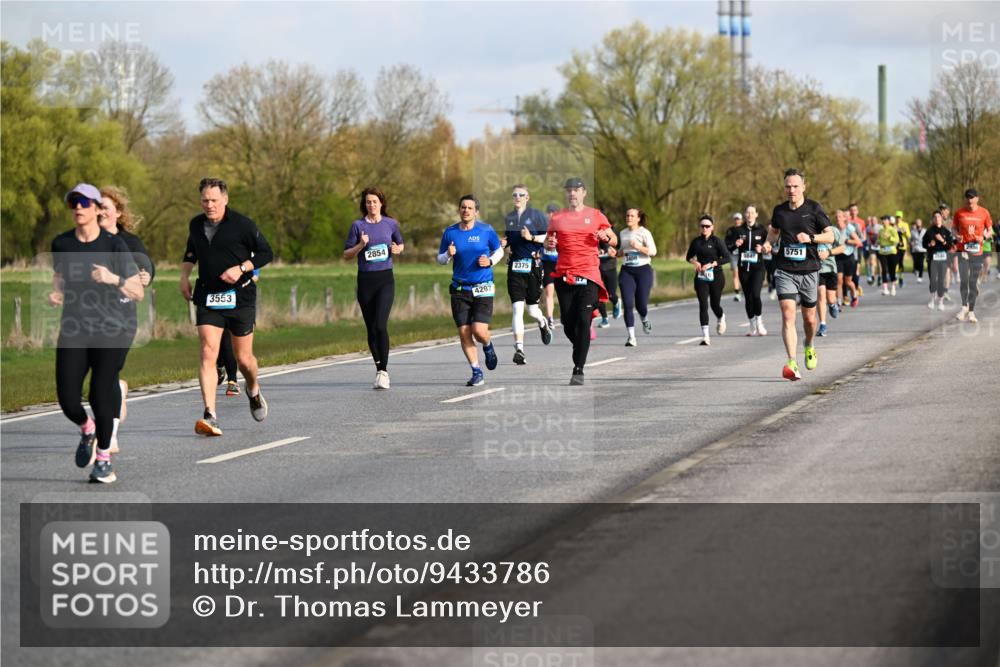 12.04.2026 - 45. Internationalen Wilhelmsburger Insellauf Dr. Thomas Lammeyer http://msf.ph/oto/9433786 12.04.2026 09:19:13 Laufen 3553, 2854, 4297, 2375, 5751 meine-sportfotos.de