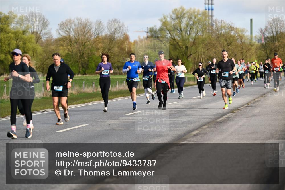 12.04.2026 - 45. Internationalen Wilhelmsburger Insellauf Dr. Thomas Lammeyer http://msf.ph/oto/9433787 12.04.2026 09:19:13 Laufen 3553, 2854, 4297, 2375, 1, 87, 3848, 5751, 2646 meine-sportfotos.de