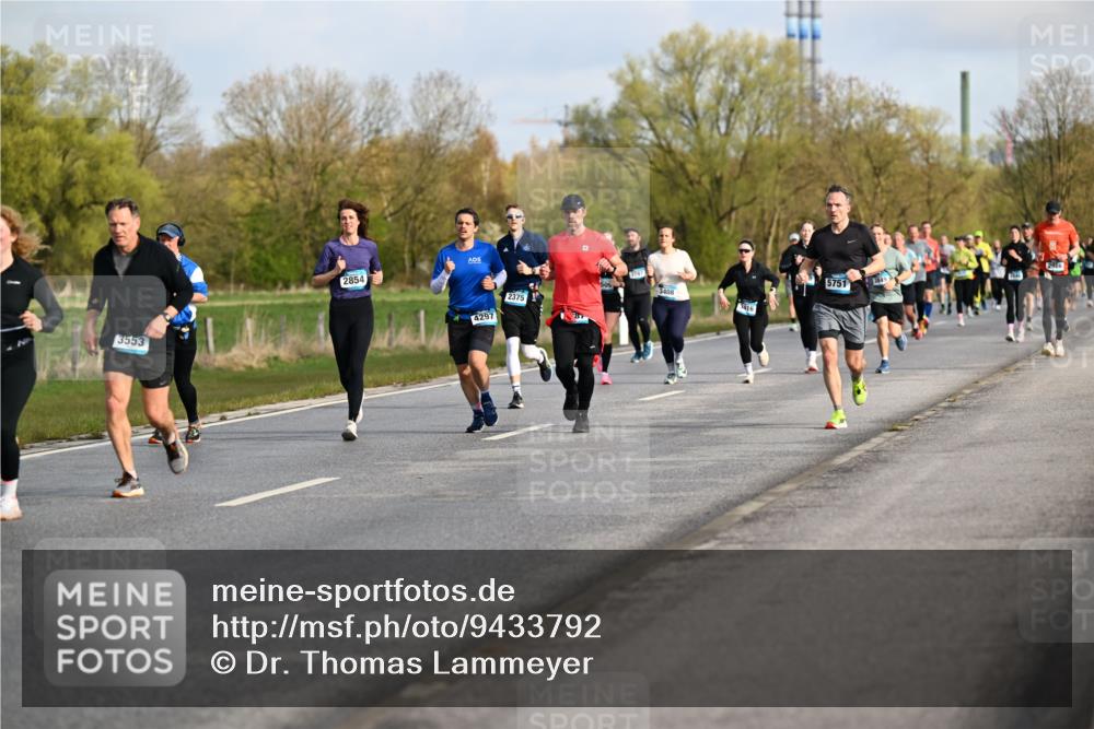 12.04.2026 - 45. Internationalen Wilhelmsburger Insellauf Dr. Thomas Lammeyer http://msf.ph/oto/9433792 12.04.2026 09:19:14 Laufen 3553, 2854, 4297, 2375, 3408, 3416, 5751, 1849 meine-sportfotos.de