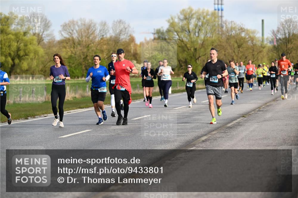 12.04.2026 - 45. Internationalen Wilhelmsburger Insellauf Dr. Thomas Lammeyer http://msf.ph/oto/9433801 12.04.2026 09:19:15 Laufen 2854, 4297, 237, 3408, 3509, 3416, 5751, 3849, 2986 meine-sportfotos.de
