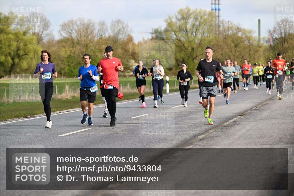 12.04.2026 - 45. Internationalen Wilhelmsburger Insellauf Dr. Thomas Lammeyer http://msf.ph/oto/9433804 12.04.2026 09:19:16 Laufen 2854, 4297, 387, 3408, 5751, 3849 meine-sportfotos.de