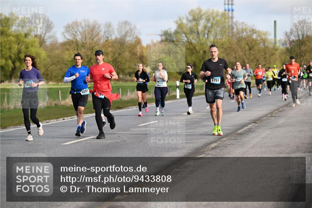 12.04.2026 - 45. Internationalen Wilhelmsburger Insellauf Dr. Thomas Lammeyer http://msf.ph/oto/9433808 12.04.2026 09:19:16 Laufen 2854, 3408, 4297, 3416, 5751 meine-sportfotos.de