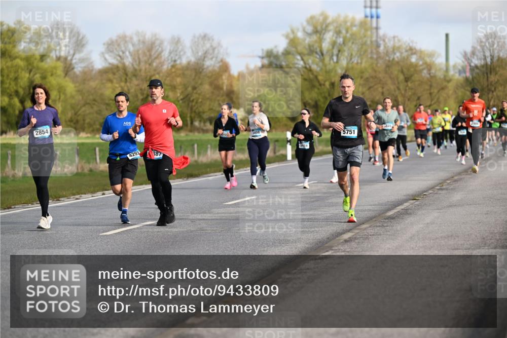 12.04.2026 - 45. Internationalen Wilhelmsburger Insellauf Dr. Thomas Lammeyer http://msf.ph/oto/9433809 12.04.2026 09:19:16 Laufen 2854, 4297, 387, 50, 3408, 2416, 5751, 2986 meine-sportfotos.de