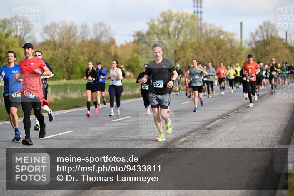 12.04.2026 - 45. Internationalen Wilhelmsburger Insellauf Dr. Thomas Lammeyer http://msf.ph/oto/9433811 12.04.2026 09:19:18 Laufen 4297, 387, 3408, 3416, 5751 meine-sportfotos.de