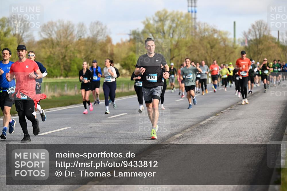 12.04.2026 - 45. Internationalen Wilhelmsburger Insellauf Dr. Thomas Lammeyer http://msf.ph/oto/9433812 12.04.2026 09:19:18 Laufen 4297, 387, 3408, 3416, 5751 meine-sportfotos.de