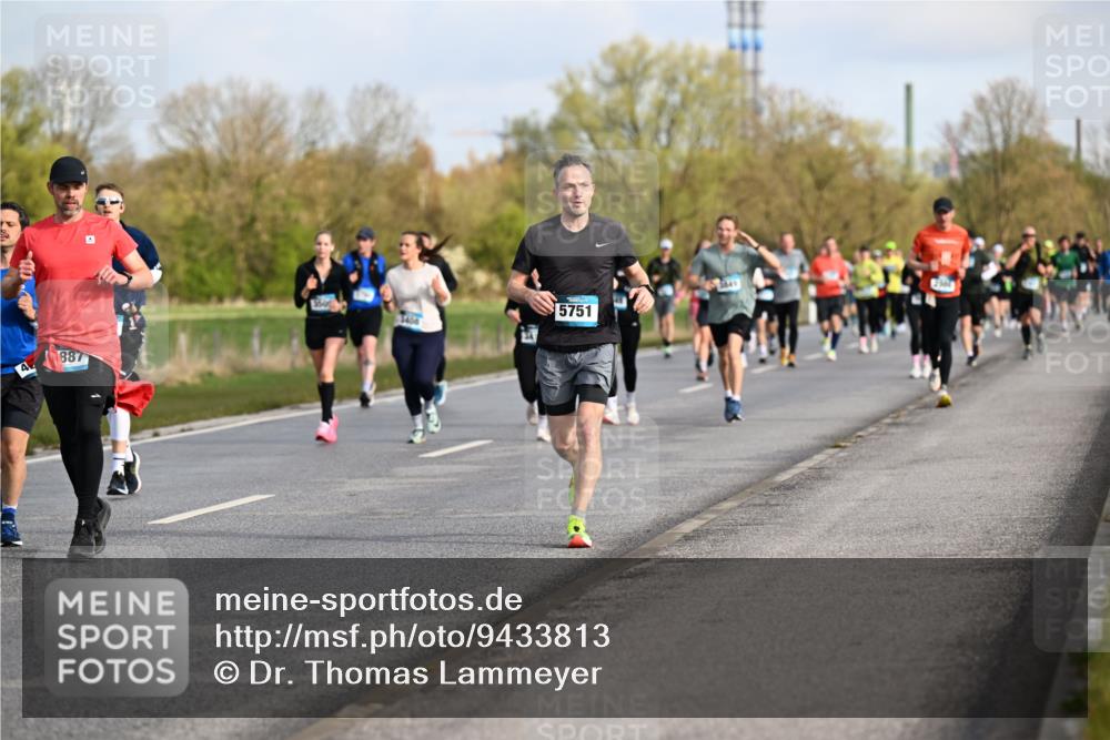 12.04.2026 - 45. Internationalen Wilhelmsburger Insellauf Dr. Thomas Lammeyer http://msf.ph/oto/9433813 12.04.2026 09:19:18 Laufen 887, 3408, 5751 meine-sportfotos.de
