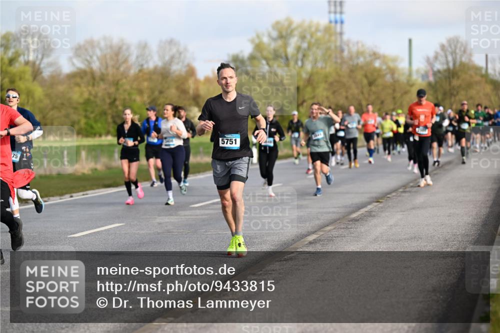 12.04.2026 - 45. Internationalen Wilhelmsburger Insellauf Dr. Thomas Lammeyer http://msf.ph/oto/9433815 12.04.2026 09:19:19 Laufen 75, 3408, 5751 meine-sportfotos.de