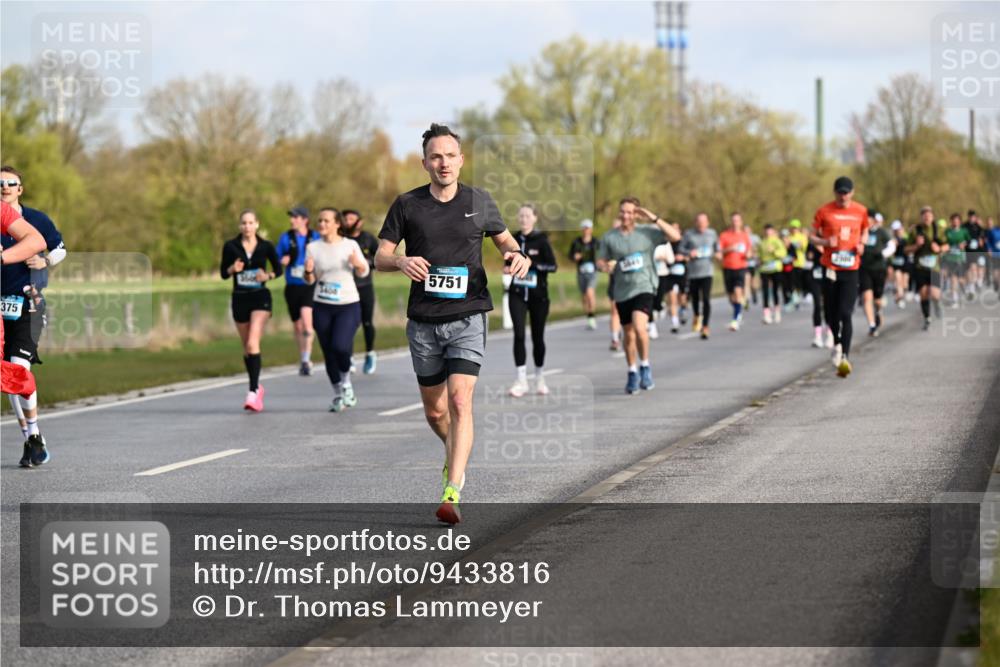 12.04.2026 - 45. Internationalen Wilhelmsburger Insellauf Dr. Thomas Lammeyer http://msf.ph/oto/9433816 12.04.2026 09:19:19 Laufen 375, 5751 meine-sportfotos.de