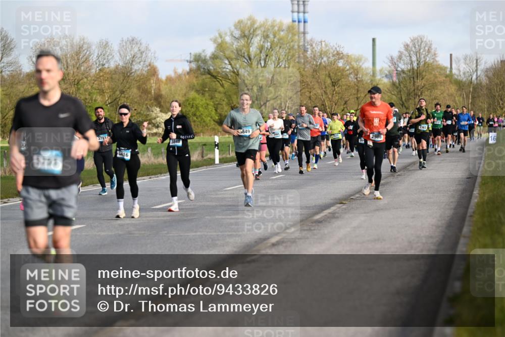 12.04.2026 - 45. Internationalen Wilhelmsburger Insellauf Dr. Thomas Lammeyer http://msf.ph/oto/9433826 12.04.2026 09:19:20 Laufen 5751, 3797, 2416, 5849, 2661, 2986, 3363, 16 meine-sportfotos.de