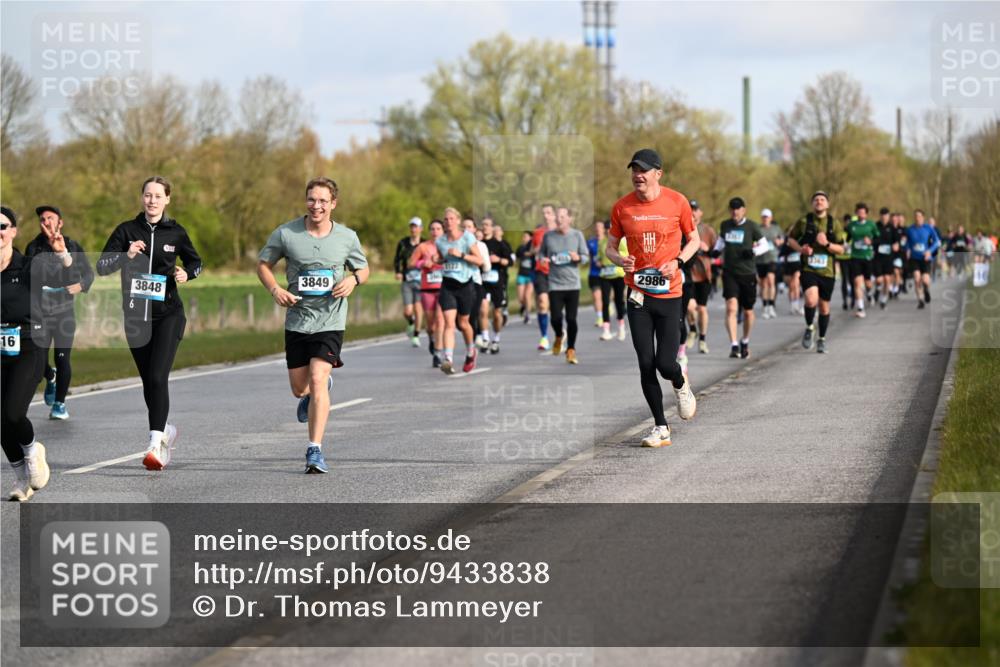 12.04.2026 - 45. Internationalen Wilhelmsburger Insellauf Dr. Thomas Lammeyer http://msf.ph/oto/9433838 12.04.2026 09:19:23 Laufen 16, 6, 3848, 3849, 2986 meine-sportfotos.de