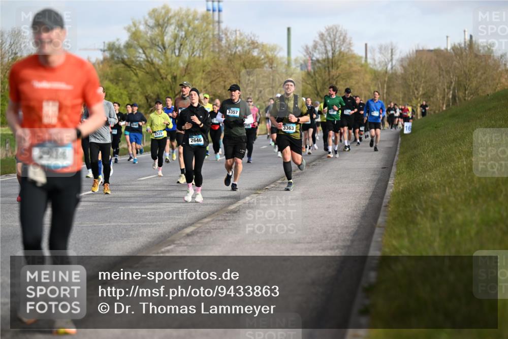 12.04.2026 - 45. Internationalen Wilhelmsburger Insellauf Dr. Thomas Lammeyer http://msf.ph/oto/9433863 12.04.2026 09:19:27 Laufen 15, 5325, 2646, 3357, 16, 3363 meine-sportfotos.de
