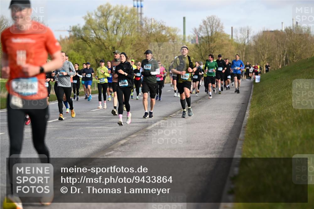 12.04.2026 - 45. Internationalen Wilhelmsburger Insellauf Dr. Thomas Lammeyer http://msf.ph/oto/9433864 12.04.2026 09:19:27 Laufen 3357, 3, 3363, 28, 5325, 2646, 4181, 16 meine-sportfotos.de