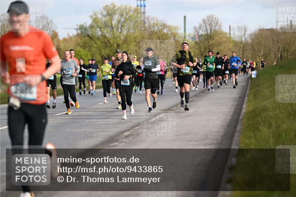 12.04.2026 - 45. Internationalen Wilhelmsburger Insellauf Dr. Thomas Lammeyer http://msf.ph/oto/9433865 12.04.2026 09:19:27 Laufen 5741, 2855, 5325, 2646, 3357, 3363, 181 meine-sportfotos.de