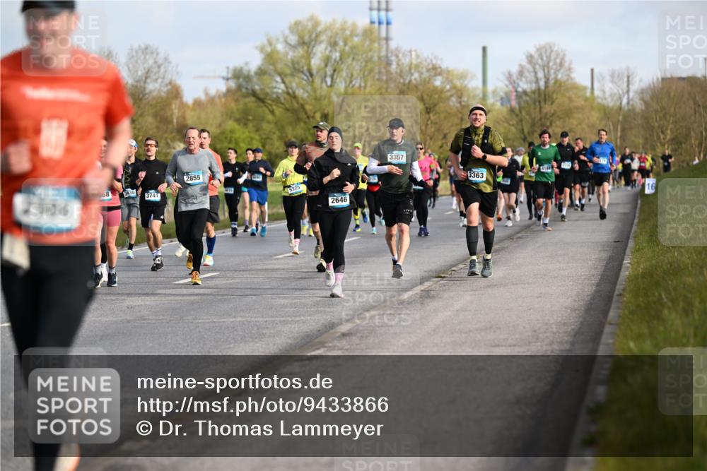 12.04.2026 - 45. Internationalen Wilhelmsburger Insellauf Dr. Thomas Lammeyer http://msf.ph/oto/9433866 12.04.2026 09:19:27 Laufen 68, 3741, 2855, 3357, 5325, 2646, 3363, 4181, 16 meine-sportfotos.de