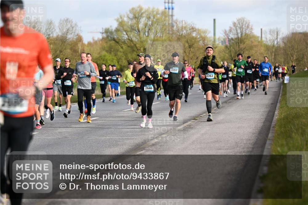 12.04.2026 - 45. Internationalen Wilhelmsburger Insellauf Dr. Thomas Lammeyer http://msf.ph/oto/9433867 12.04.2026 09:19:28 Laufen 3430, 3741, 2855, 415, 5325, 3357, 3363, 2646, 16 meine-sportfotos.de
