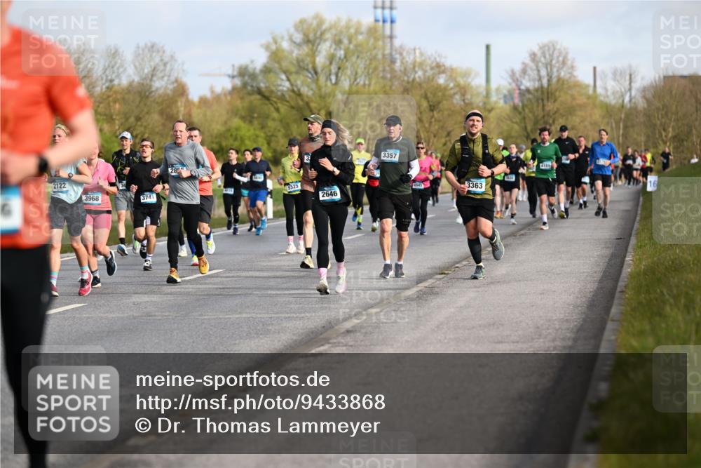 12.04.2026 - 45. Internationalen Wilhelmsburger Insellauf Dr. Thomas Lammeyer http://msf.ph/oto/9433868 12.04.2026 09:19:28 Laufen 2122, 3968, 3741, 285, 4415, 5325, 2646, 3357, 3363, 4181, 16 meine-sportfotos.de