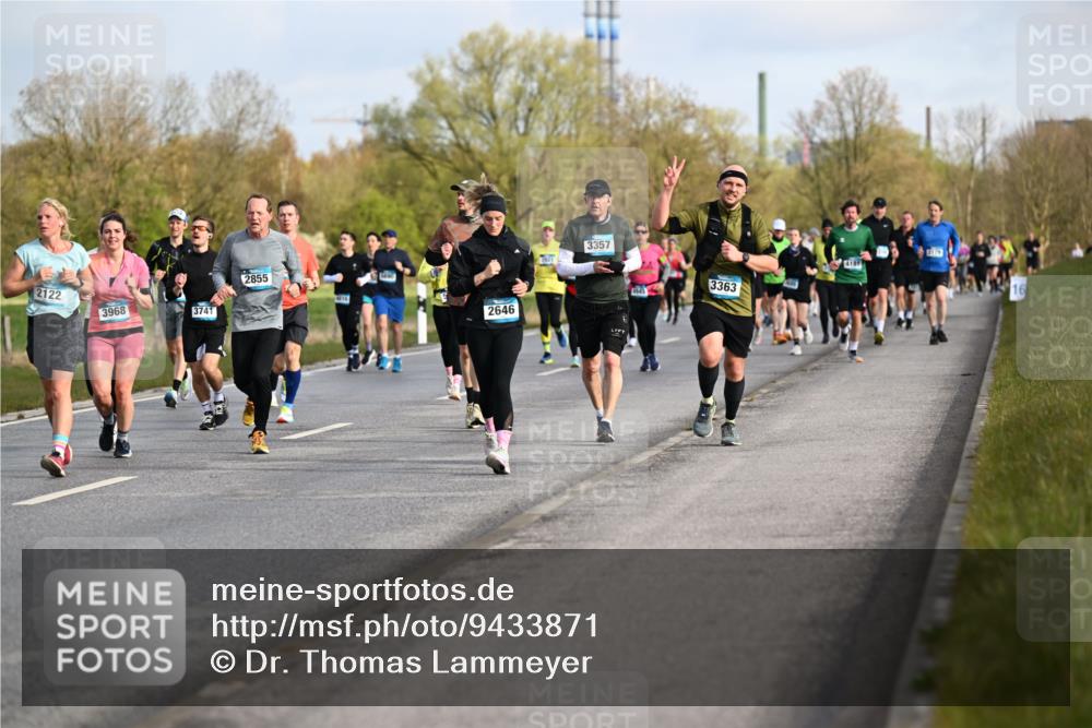 12.04.2026 - 45. Internationalen Wilhelmsburger Insellauf Dr. Thomas Lammeyer http://msf.ph/oto/9433871 12.04.2026 09:19:28 Laufen 2122, 3968, 3741, 2855, 415, 5498, 2646, 3357, 3363, 4181, 16 meine-sportfotos.de