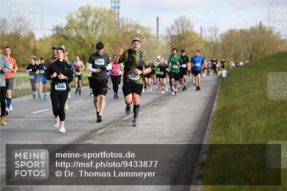 12.04.2026 - 45. Internationalen Wilhelmsburger Insellauf Dr. Thomas Lammeyer http://msf.ph/oto/9433877 12.04.2026 09:19:29 Laufen 3357, 2646, 3363 meine-sportfotos.de