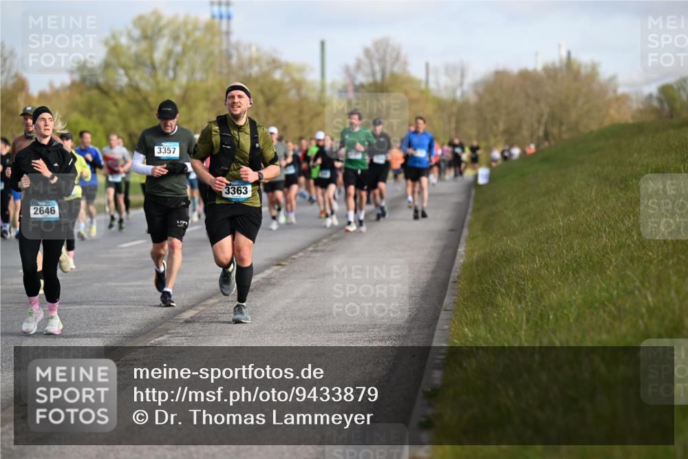 12.04.2026 - 45. Internationalen Wilhelmsburger Insellauf Dr. Thomas Lammeyer http://msf.ph/oto/9433879 12.04.2026 09:19:30 Laufen 3357, 2646, 3363 meine-sportfotos.de