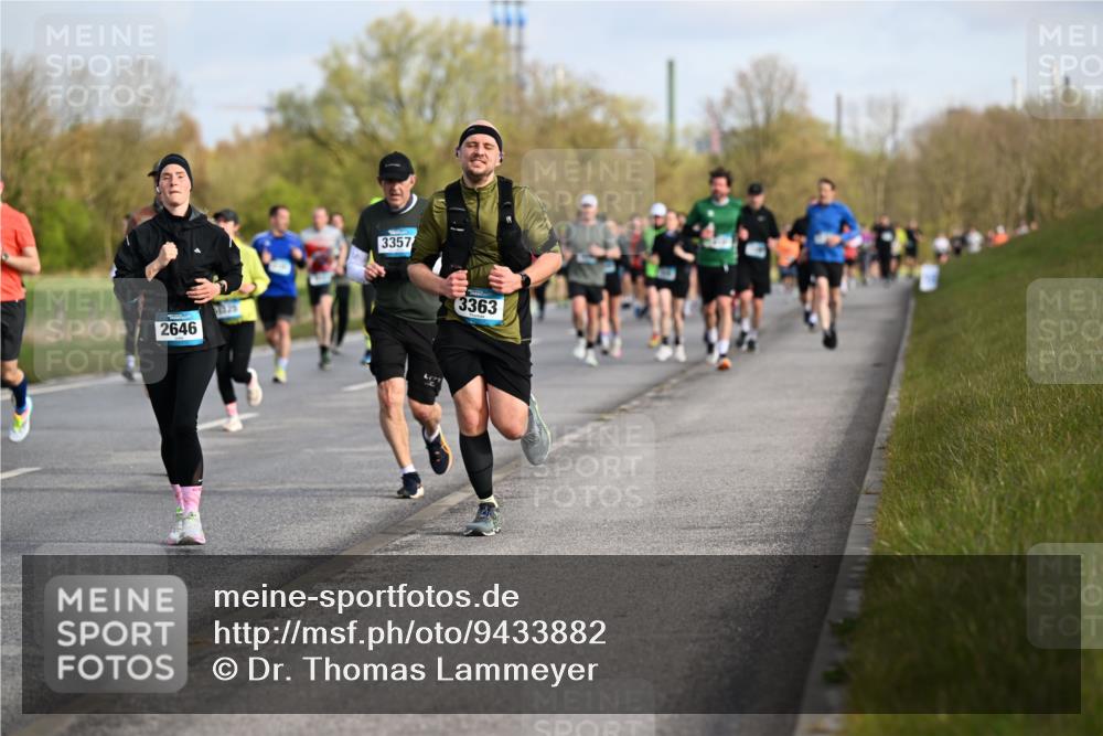 12.04.2026 - 45. Internationalen Wilhelmsburger Insellauf Dr. Thomas Lammeyer http://msf.ph/oto/9433882 12.04.2026 09:19:31 Laufen 3357, 2646, 3363 meine-sportfotos.de